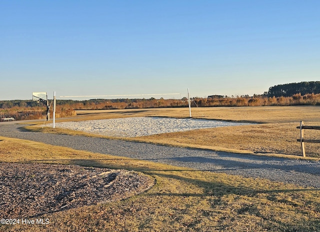 view of yard featuring a rural view