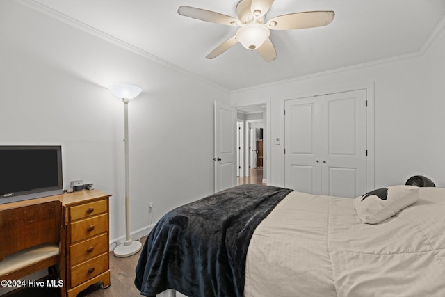 bedroom featuring ceiling fan, crown molding, and a closet