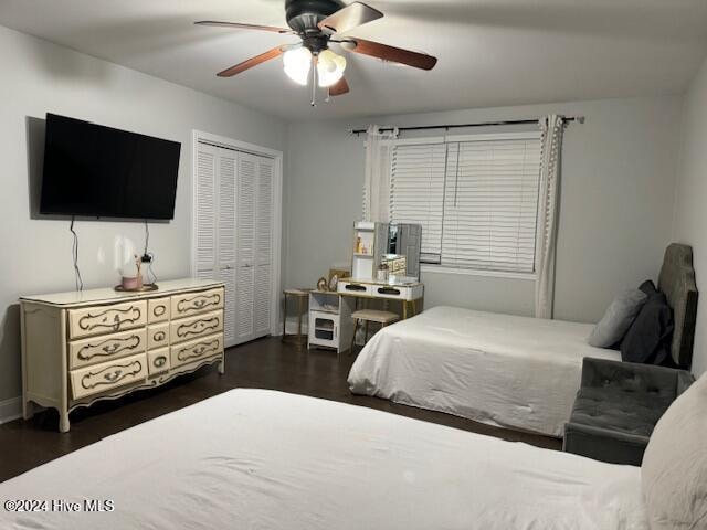 bedroom featuring a closet, dark hardwood / wood-style flooring, and ceiling fan