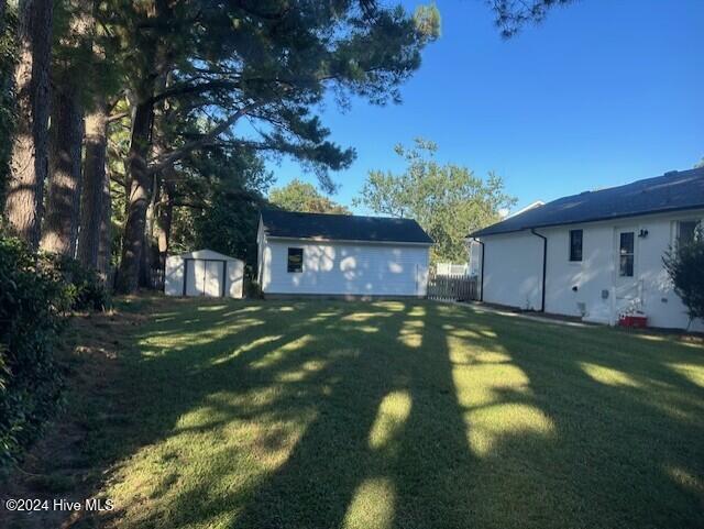 view of yard featuring an outdoor structure