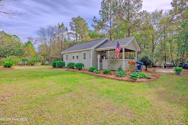 view of front of property featuring a front lawn