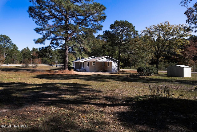 view of yard with a storage shed