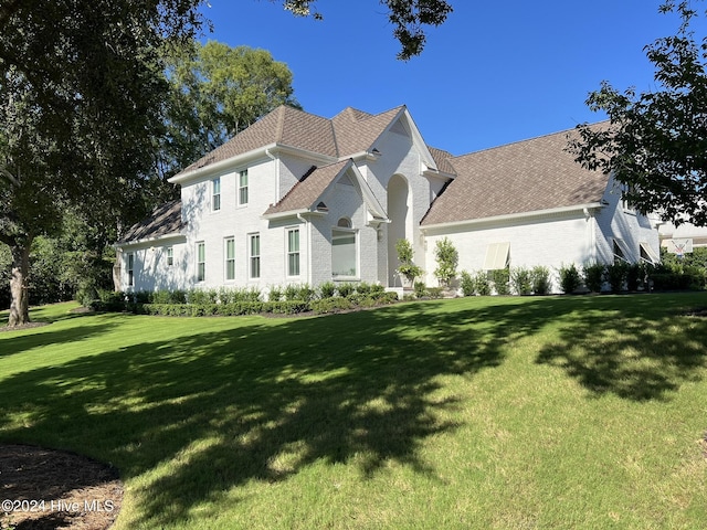 view of front facade featuring a front lawn