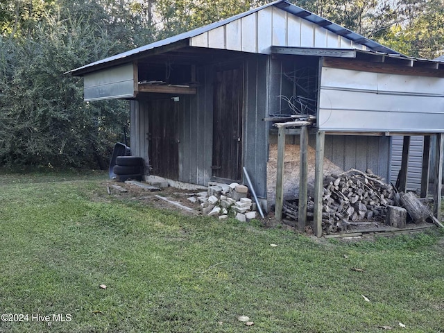 view of outdoor structure featuring a lawn