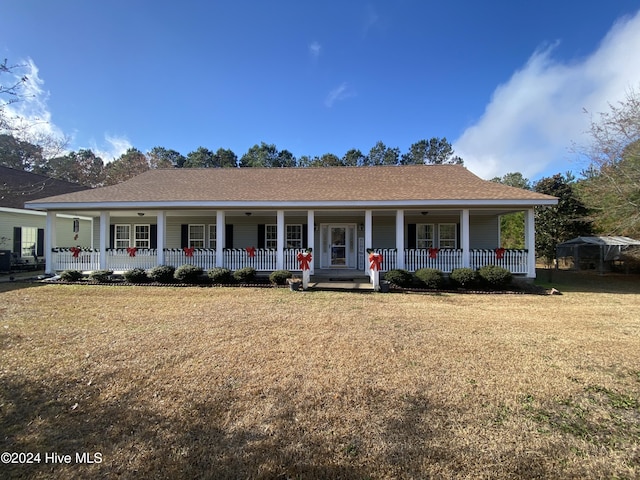 view of front of home with a front lawn