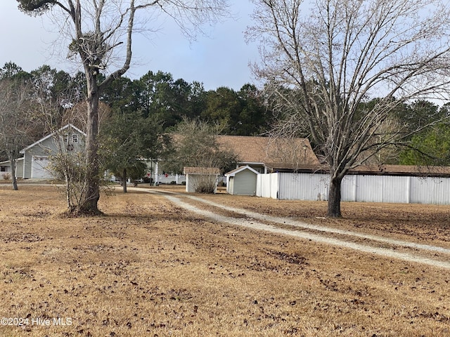 view of yard featuring an outdoor structure