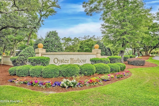 community sign featuring a lawn