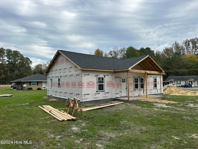 view of front facade featuring a front yard