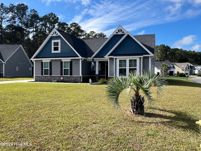 craftsman inspired home featuring a front yard