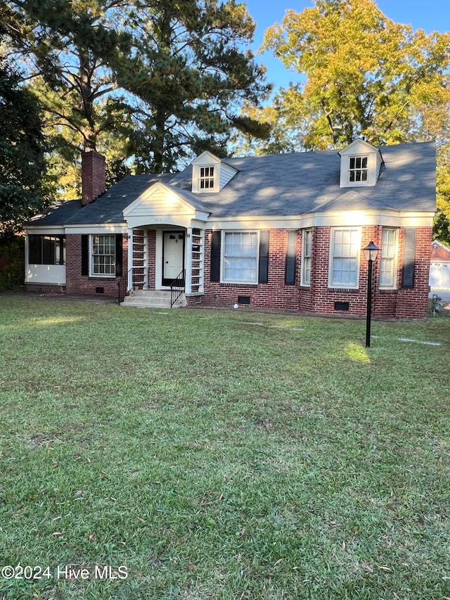 view of front of home with a front lawn