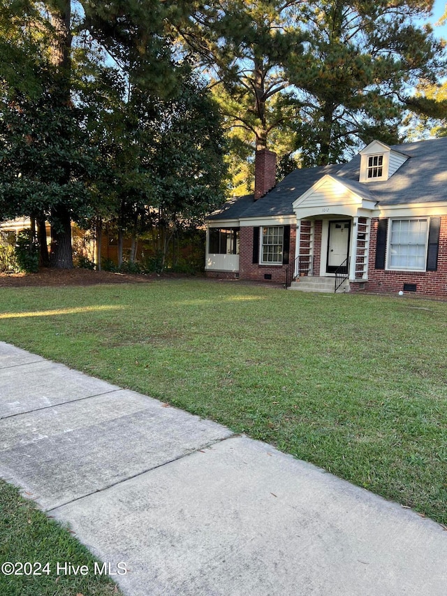 view of front facade with a front lawn