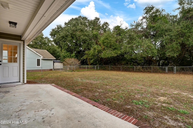 view of yard featuring a patio