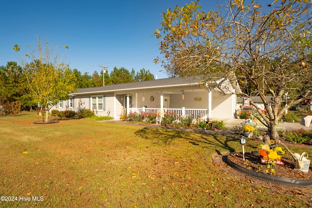 view of front of property featuring a front lawn and covered porch