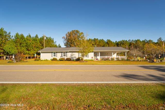 view of front of house featuring a front yard