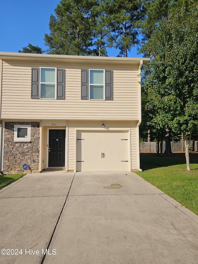 view of front facade featuring a garage and a front yard