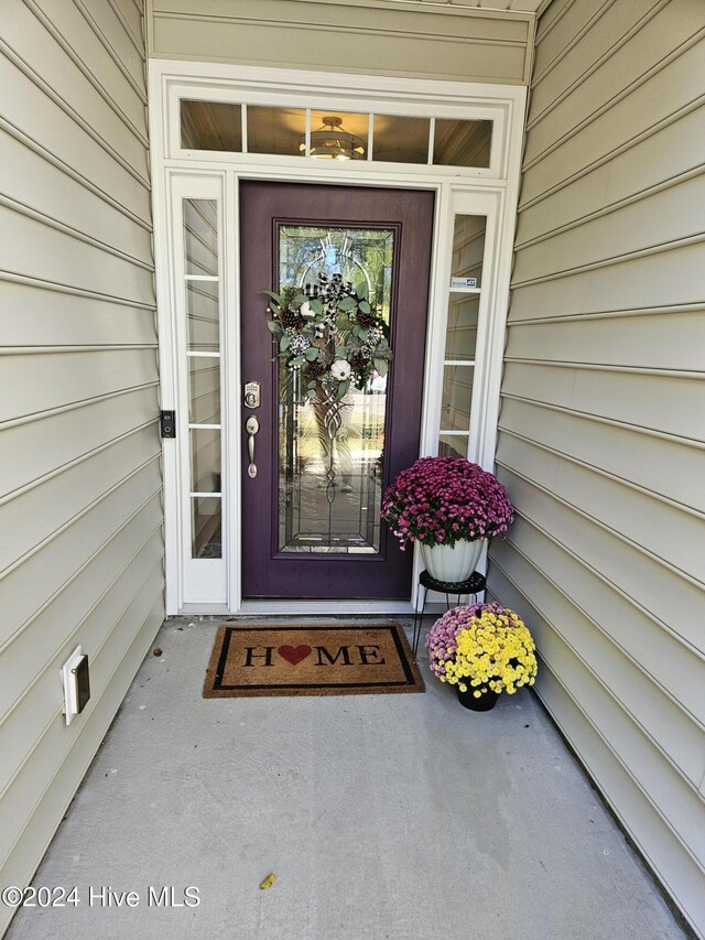 view of front of home featuring a front lawn