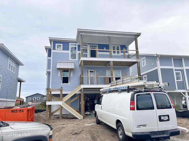 view of front of property featuring a balcony