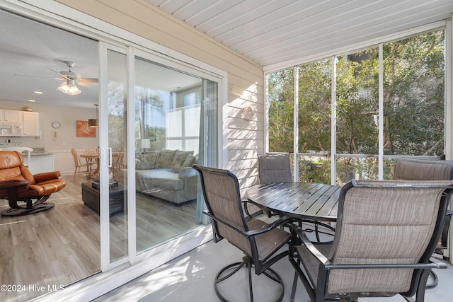 sunroom / solarium with ceiling fan