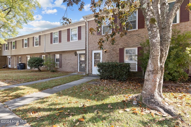 multi unit property featuring a front yard