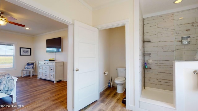 bathroom featuring hardwood / wood-style flooring, ceiling fan, toilet, and crown molding