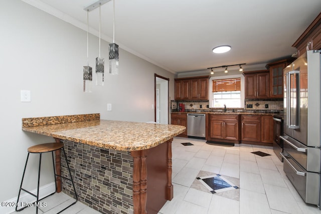 kitchen featuring kitchen peninsula, appliances with stainless steel finishes, a breakfast bar, and tasteful backsplash