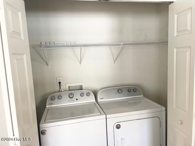 laundry room featuring washer and clothes dryer