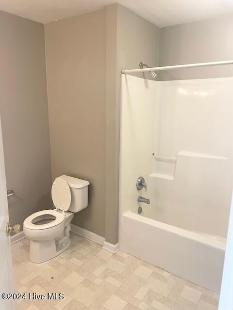 bathroom featuring toilet and washtub / shower combination