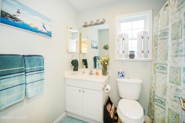 bathroom with a shower with curtain, vanity, and toilet