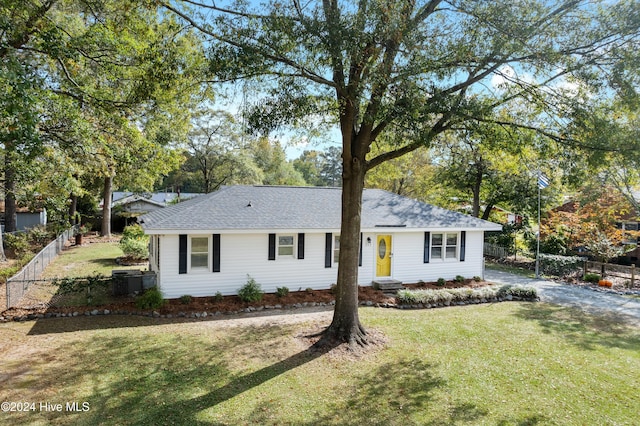 ranch-style house featuring a front yard