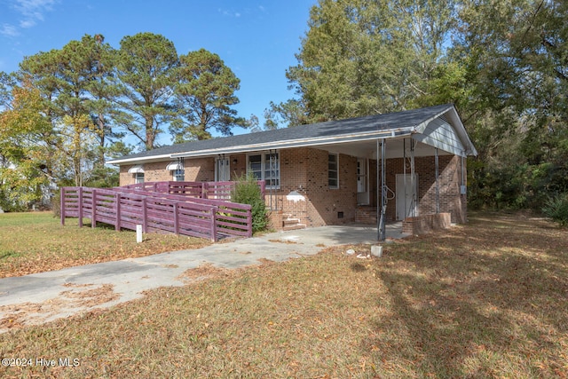 view of front of house featuring a front lawn