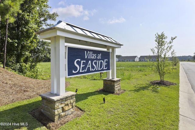 community sign featuring a yard