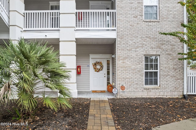 entrance to property featuring a balcony