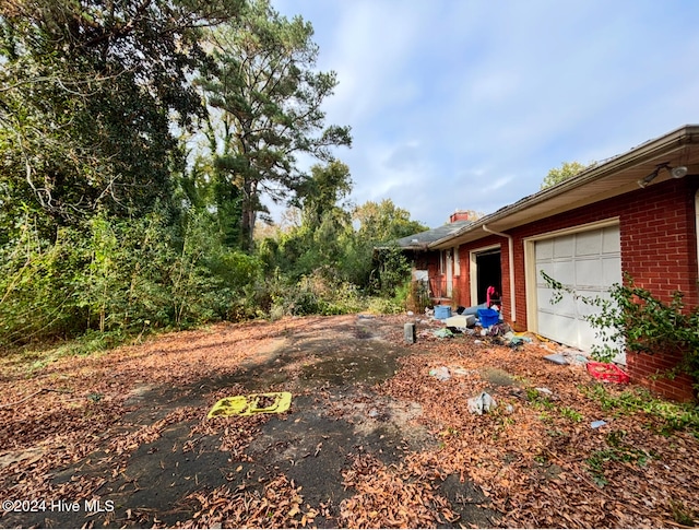 view of yard with a garage