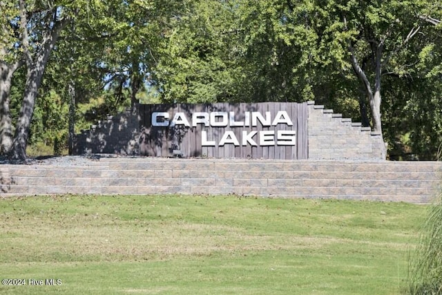 community sign with a lawn