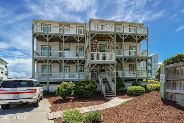 view of front of house with a balcony