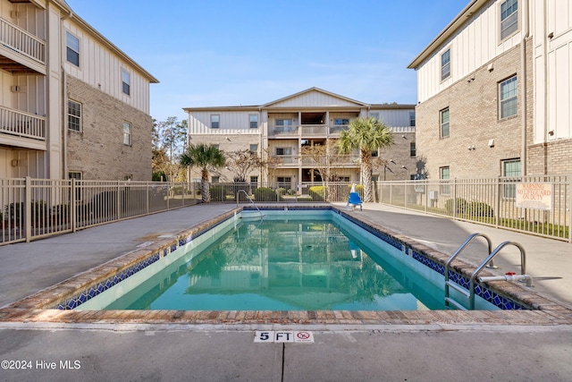 view of swimming pool