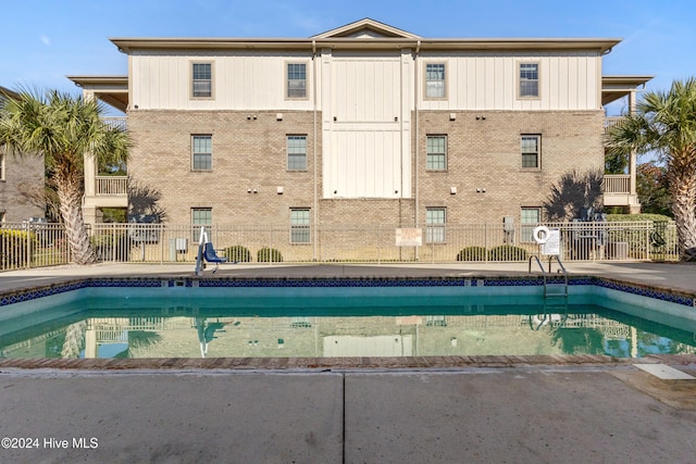 view of swimming pool