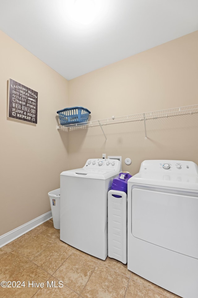 laundry room with laundry area, baseboards, and washing machine and clothes dryer