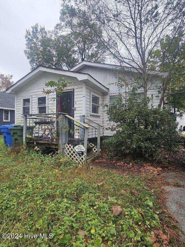 view of front of home featuring a deck