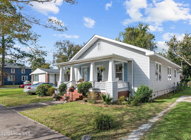 view of front facade featuring covered porch and a front lawn