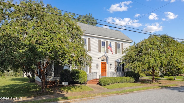 view of front facade with a front yard