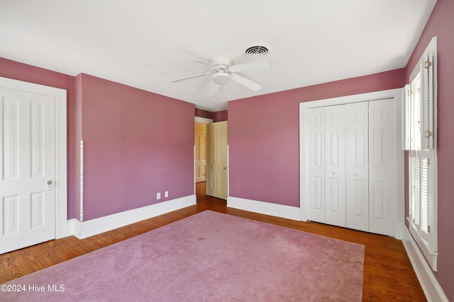 unfurnished bedroom with dark wood-type flooring and ceiling fan