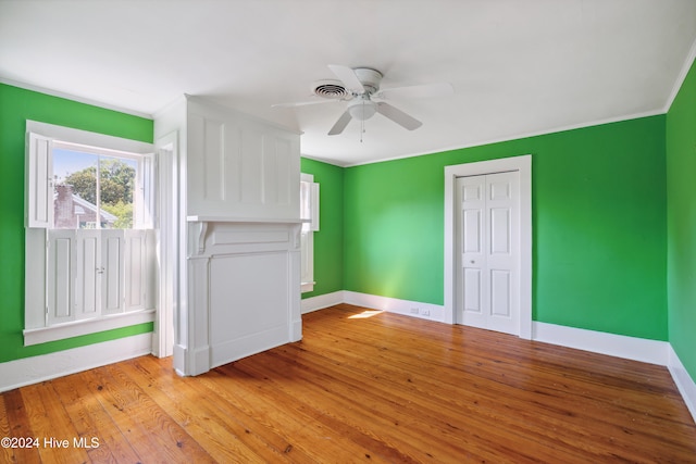 spare room featuring ornamental molding, light hardwood / wood-style floors, and ceiling fan