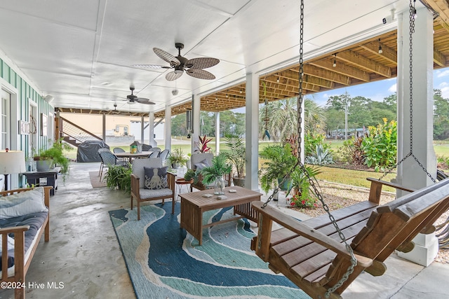 sunroom with ceiling fan