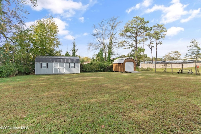 view of yard with an outbuilding