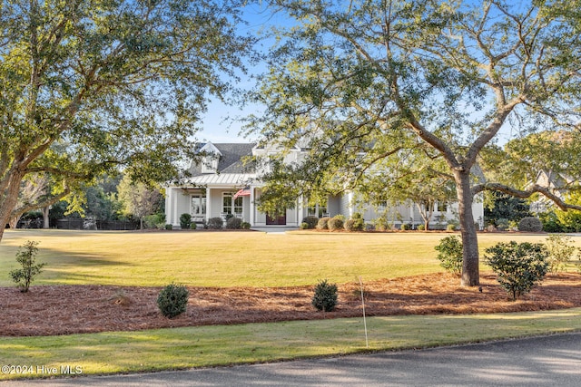 view of front of property featuring a front yard