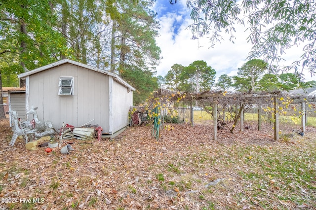 view of yard with an outbuilding