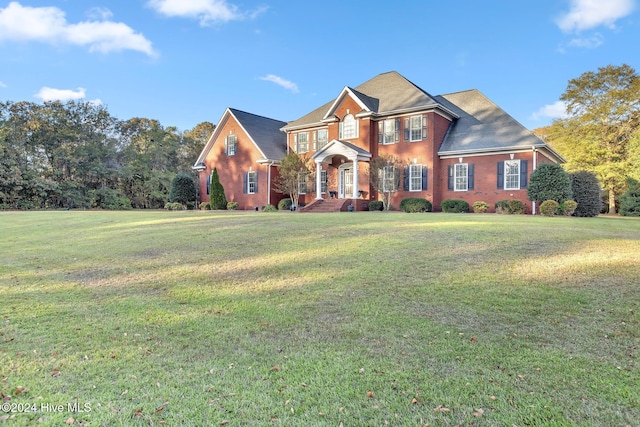 view of front of house featuring a front lawn