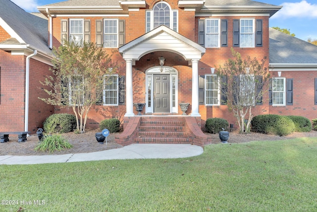 view of front facade featuring a front yard