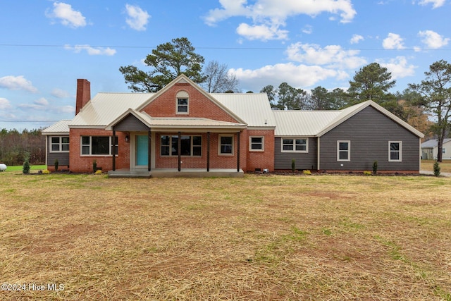 view of front facade featuring covered porch and a front yard